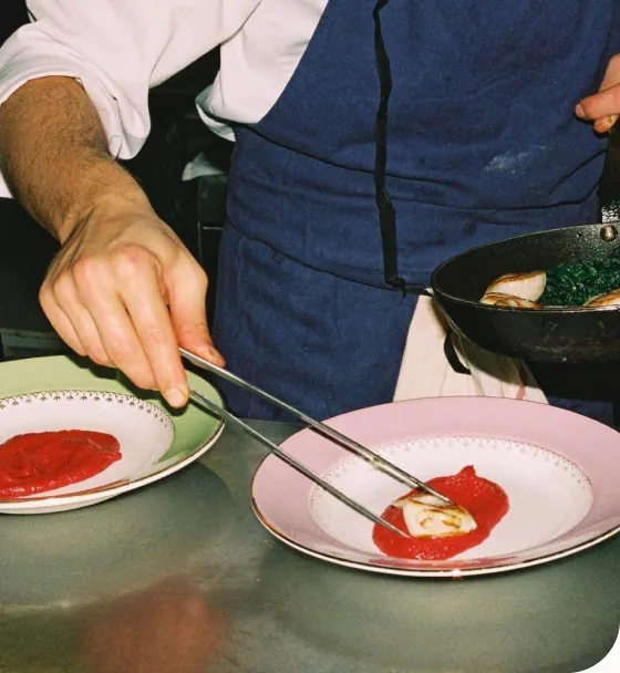 Chef che rifinisce un piatto in cucina